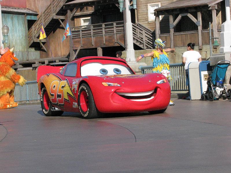 IMG_0795.JPG - Lightning McQueen starting the Pixar Parade